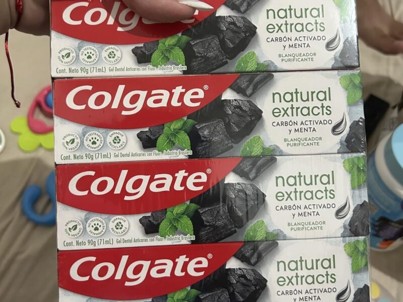 Colgate Creme Dental Clareador Natural Extracts Carvão Ativado 90g, 4 Unidades, Clareamento Dental com Extratos Naturais, Sorriso Mais Branco