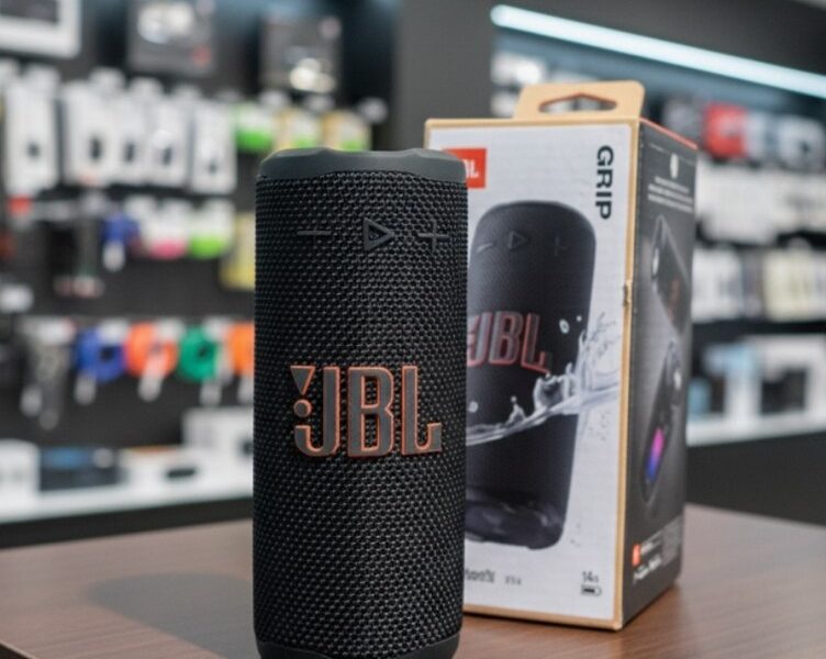 JBL, Caixa de Som, Grip, Bluetooth, Portátil, À Prova D’água e Poeira, Bateria de até 46h, Auracast, Som JBL Pro, AI Sound Boost, 16W RMS – Preta