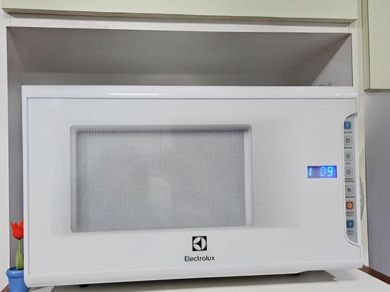 Micro-ondas Electrolux 31L Branco com Painel Integrado e Display Econômico (MI41T)