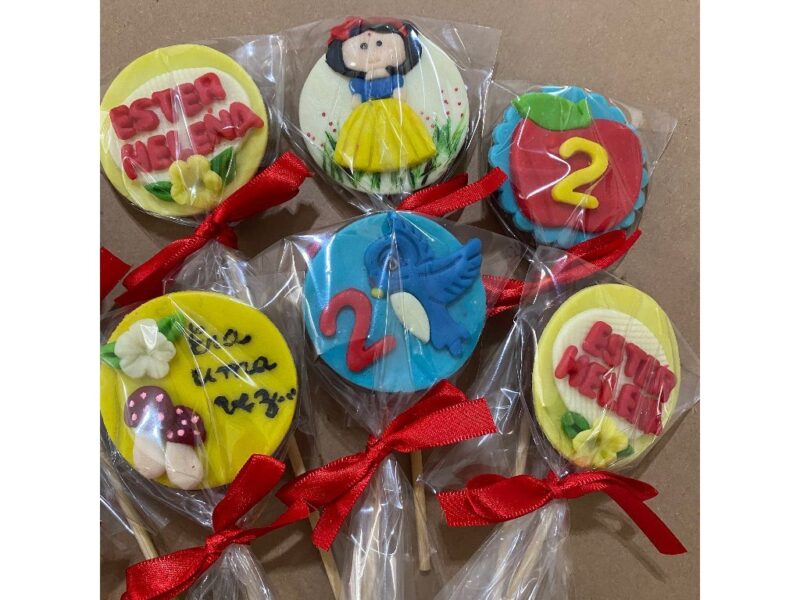 PIRULITOS DE CHOCOLATE PERSONALIZADOS COM PASTA DE LEITE EM PÓ