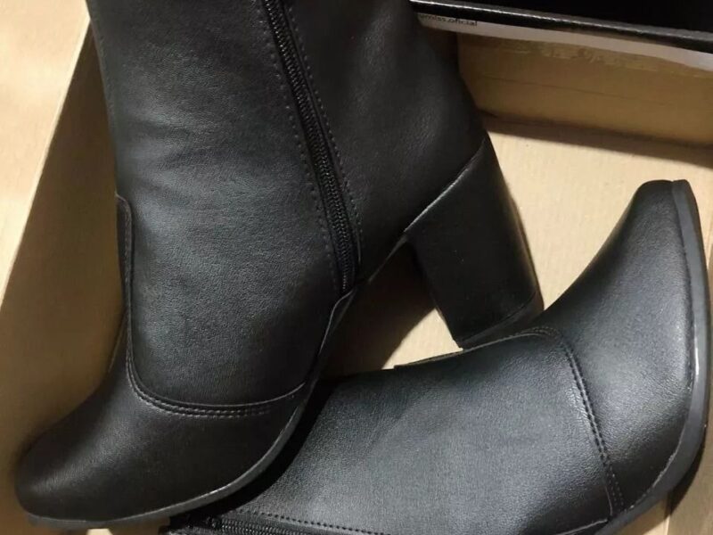Bota Feminina Lumiss Salto Alto Grosso Cano Curto Bico Quadrado Calce Fácil Zíper Confortável