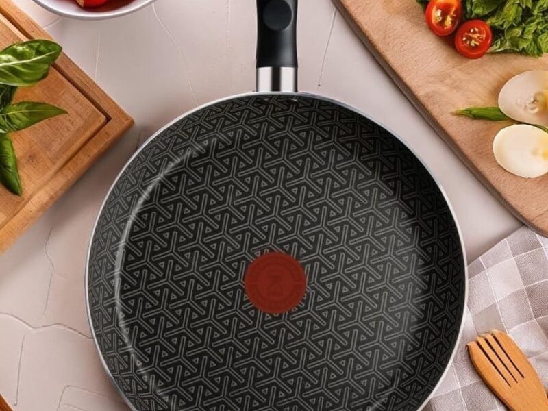 Frigideira Rochedo Facilita Vermelho 24cm com Antiaderente Resist – Limpa Fácil e Dura Mais, reforçado com partículas minerais, Thermo-Sinal e Cabos Reforçados
