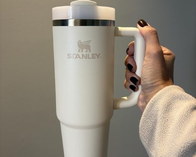 Stanley – Quencher H2.0 FlowState 1,18L – Copo de aço inoxidável com isolamento a vácuo, tampa e canudo, para água, chá gelado, café, smoothies e muito mais, Cream