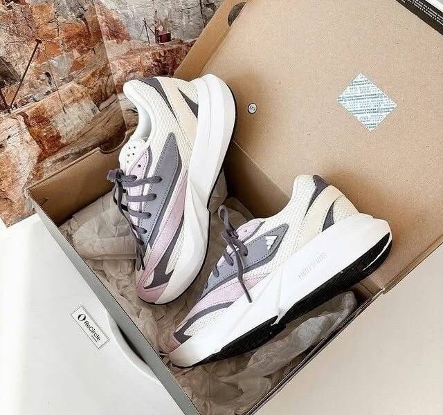 Tênis Lightblaze adidas –