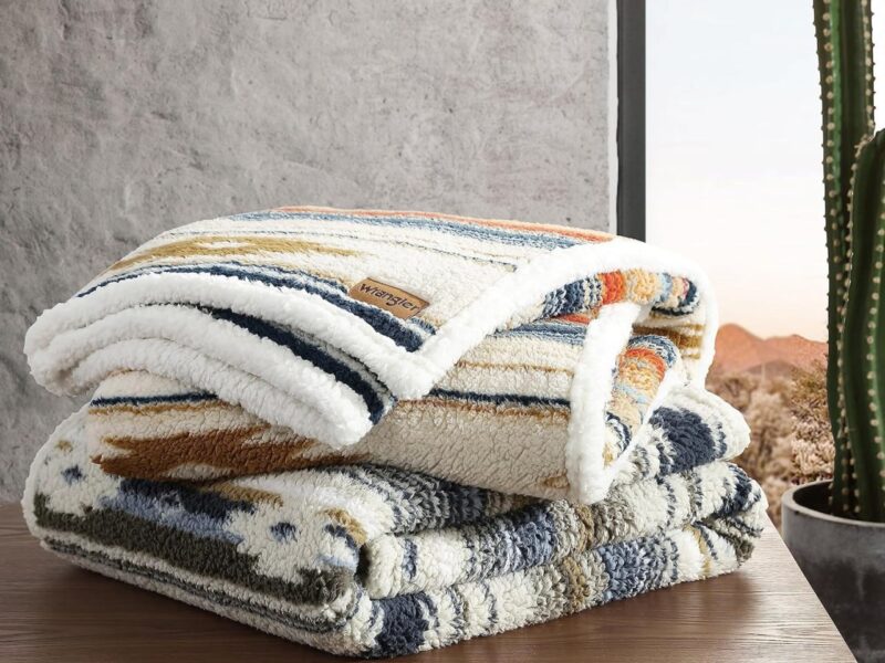 Wrangler – Cobertor, roupa de cama de pelúcia ultramacia com ovelha reversa, perfeito para descansar, certificado Oeko-Tex (Coyote Sands Ivory, 127 cm x 152 cm)