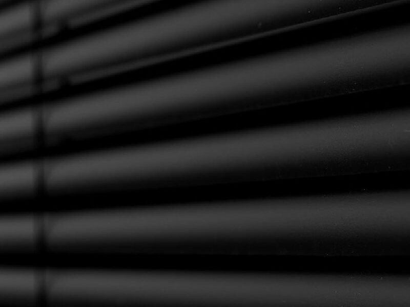 Persiana Horizontal de PVC Largura Altura 80 x 1,30cm na Cor Preta para Salas, Quartos e Escritórios. na Link por R$ 56,00
